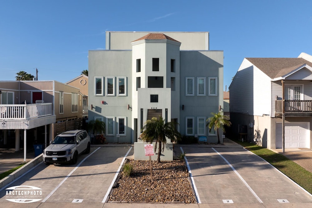 Condo in 4plex 1 2 Block to Beach w Pool & Views — 4-Star Luxury Hotel in South Padre Island, United States