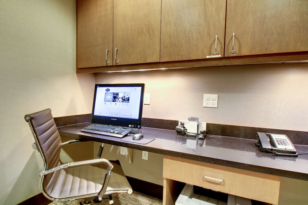 Hampton Inn & Suites Milwaukee West - photo 55