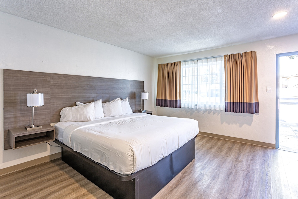 Coastal Breeze Inn - photo 26