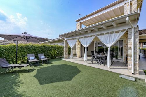 MGH Luxury Villa Marlene — 4-Star Luxury Hotel in Peschiera Del Garda, Italy
