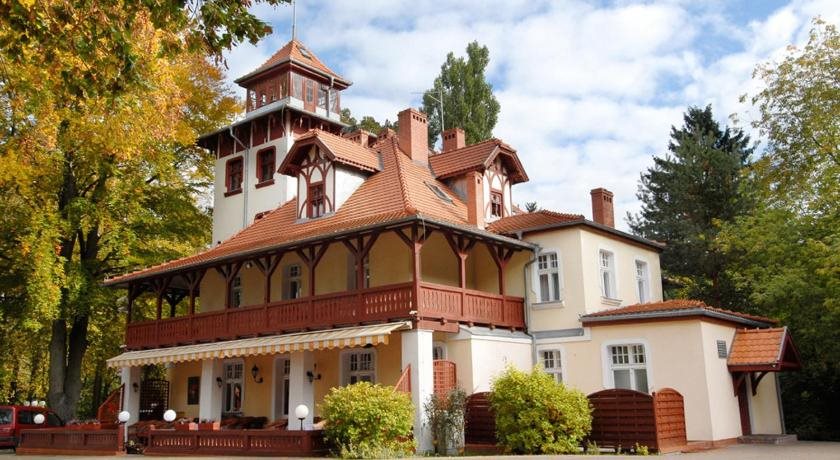 Straszny Dwór 1904 — hotel in Chodziez
