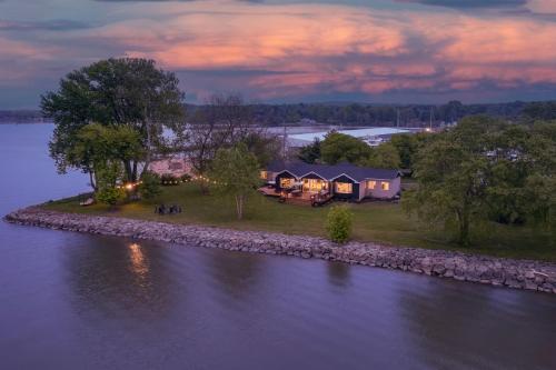 The Riverside Oasis waterfront with hot tub — hotel in North East