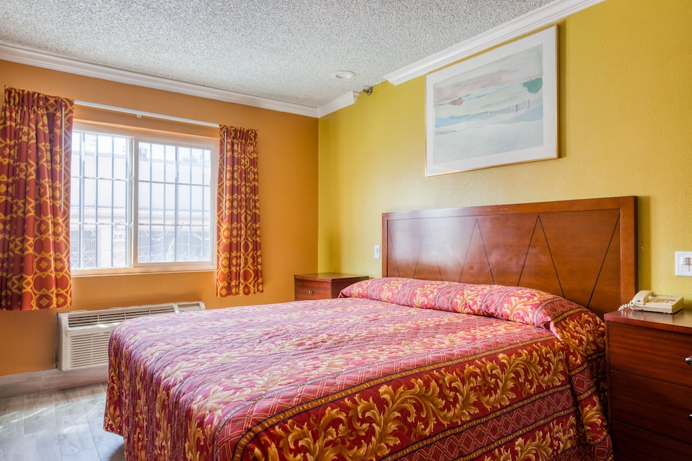 Heritage Inn And Suites - photo 10