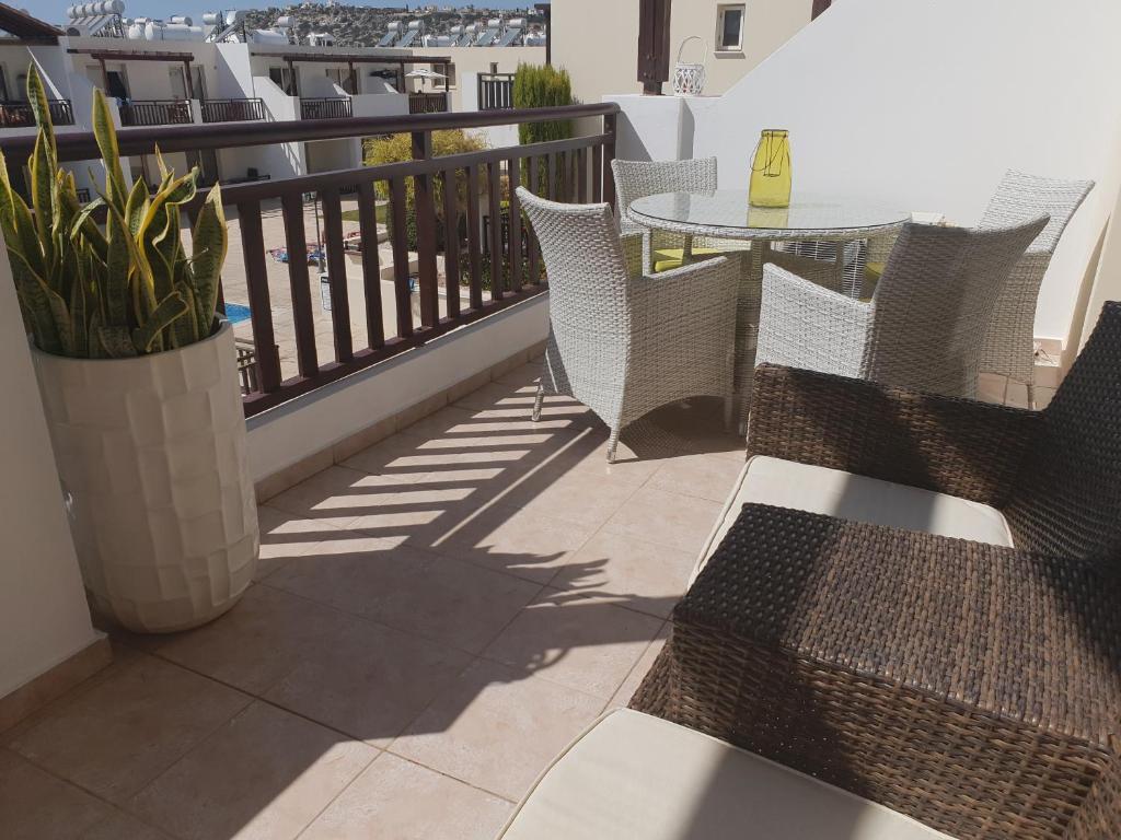 Stunning apartment C106 with balcony looking over pool