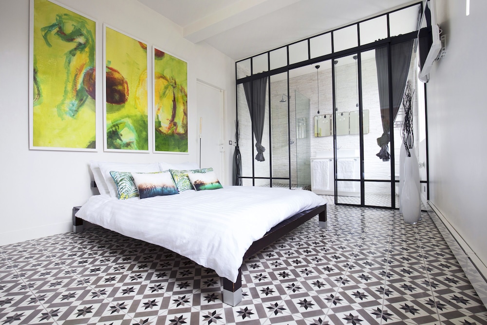 Romantic Artist Room Montmartre Bed & Breakfast — 4-Star Luxury Hotel in Paris, France