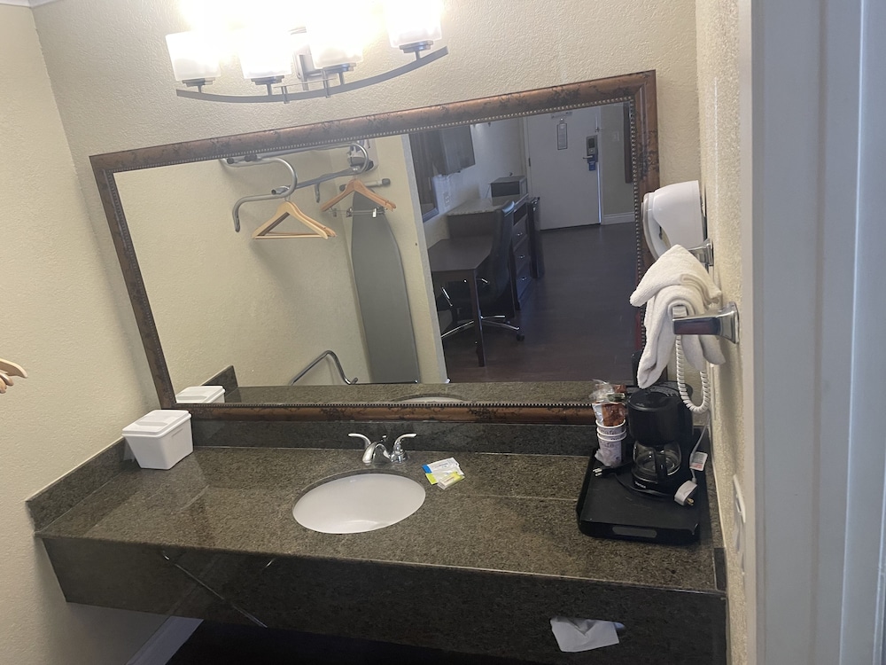 Hospitality Inn San Bernardino Redlands - photo 24