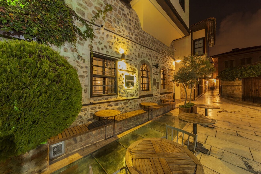 Charming Hotel Room Near Hadrian S Gate — Antalya