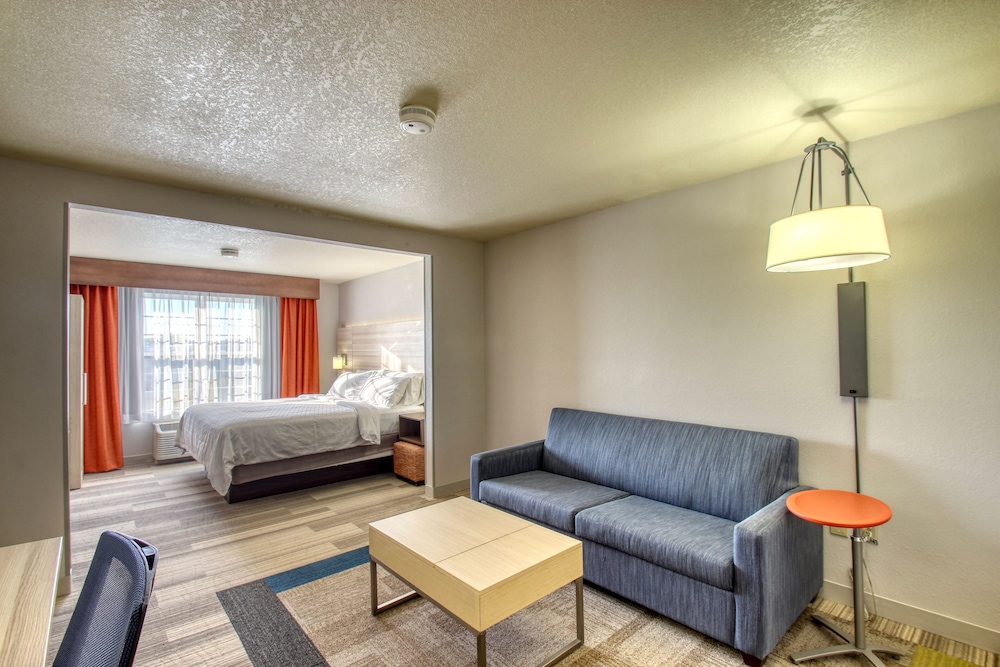 Holiday Inn Express Hotel & Suites Milwaukee Airport by IHG - photo 41