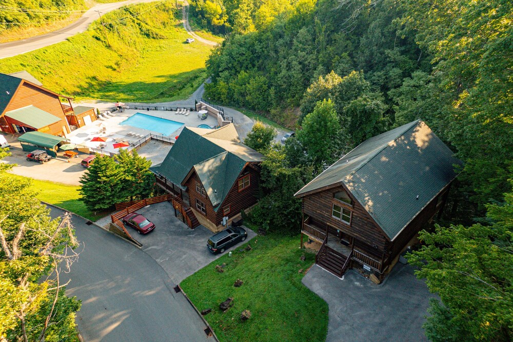 A Rustic Retreat - carbon neutral hotel in Sevierville