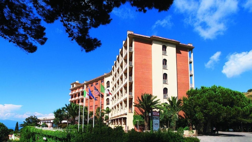 501 Hotel — 4-Star Luxury Hotel in Vibo Valentia, Italy