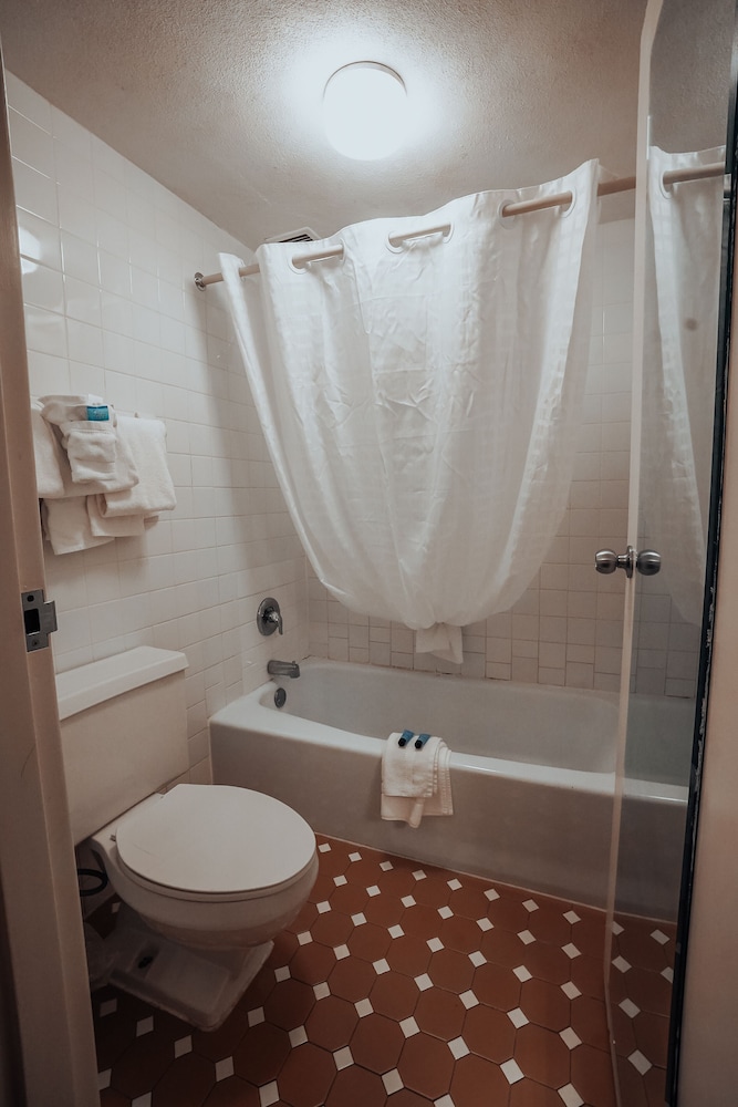 Lamplighter Inn & Suites North - photo 21