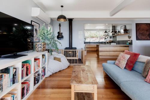 Hillside Retreat In Hobart — Sandy Bay
