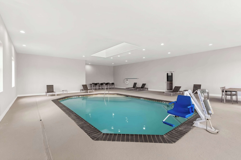 Quality Inn & Suites La Porte - photo 17