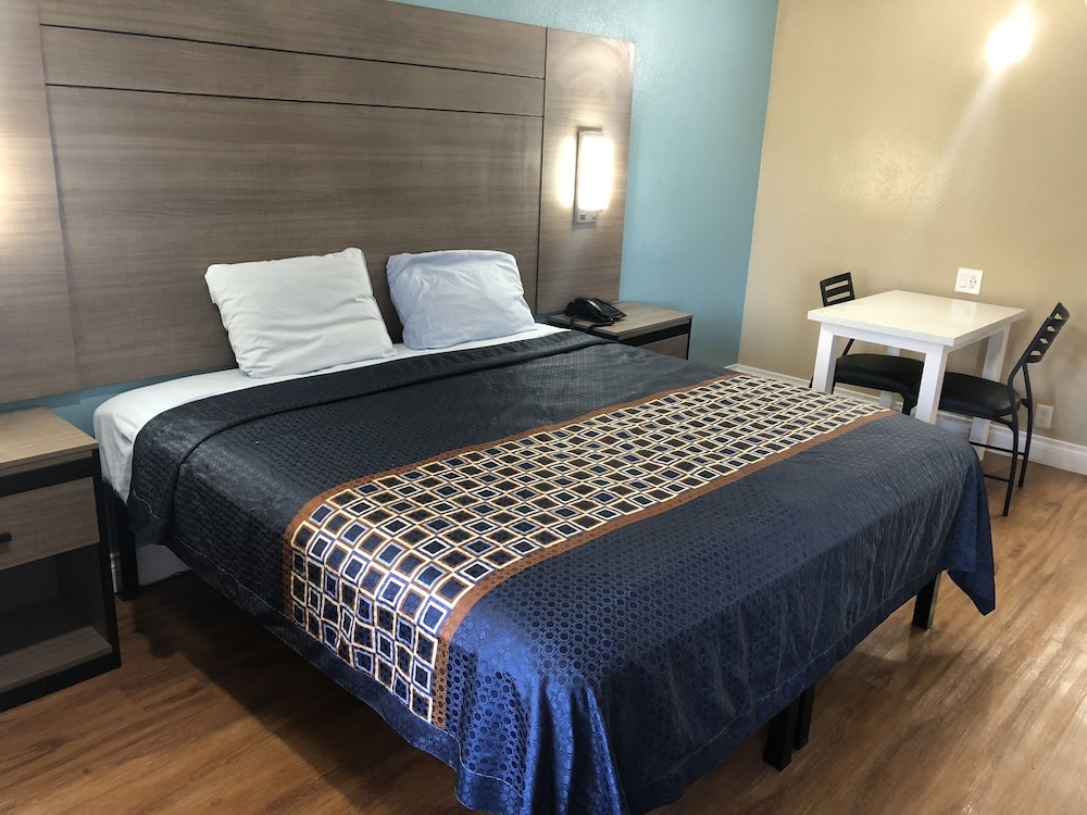 Luxury Inn & Suites - photo 12