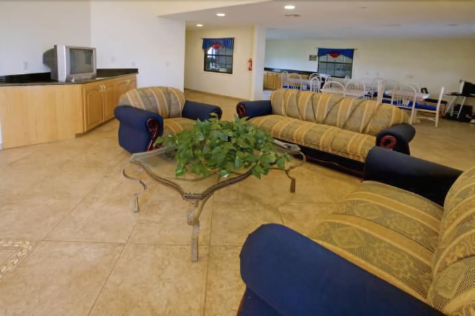 Riviera Inn & Suites - photo 8