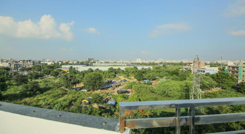 Collection O Corporate Suite Near Omaxe Celebration Mall