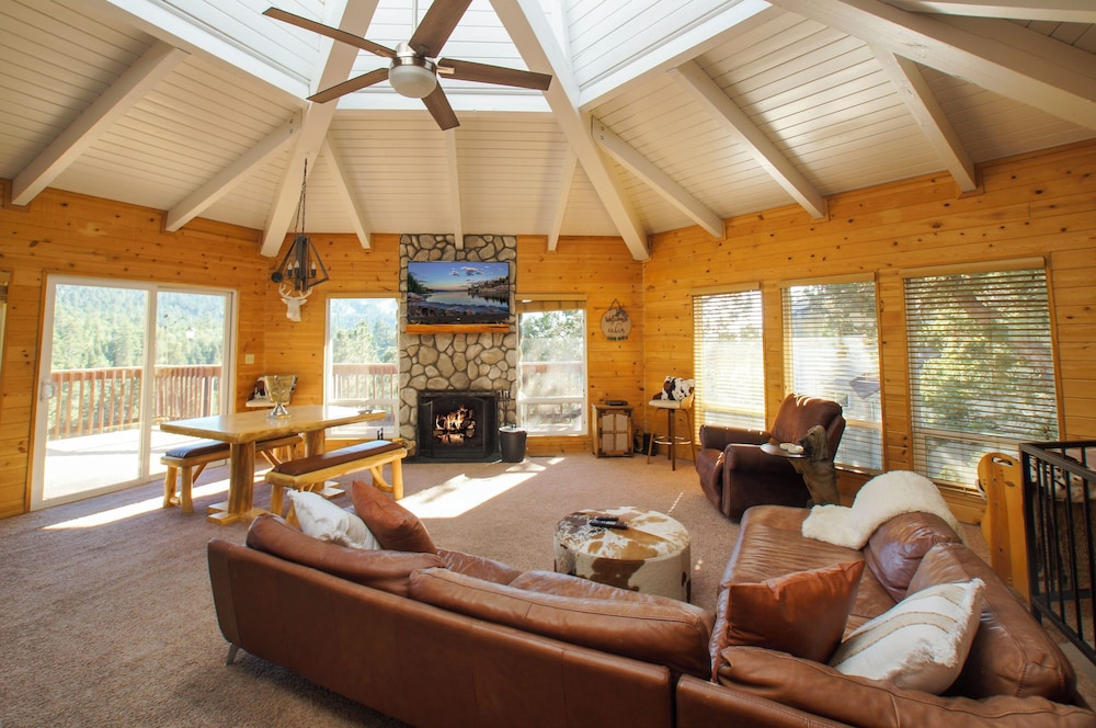 Lazy Bear Lookout Amazing Views Hot Tub Game Room Pool Table Pet Friendly in Big Bear Lake, United States