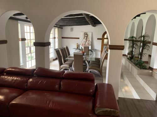 Safari Apartments Beautiful 3 bedrooms 10 seater dining TV room & Garden — 4-Star Luxury Hotel in Johannesburg, South Africa