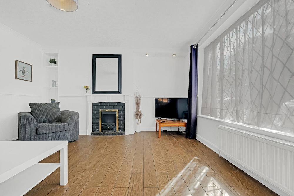 Heathrow Living St Annes Svcs Hse 5 BDRM — 4-Star Luxury Hotel in Staines, United Kingdom