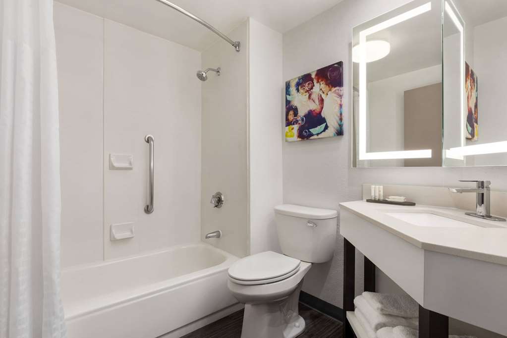 La Quinta Inn & Suites by Wyndham Cleveland Airport West - photo 25