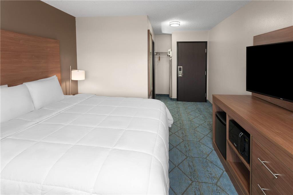 Baymont by Wyndham Oshkosh Airport - photo 22