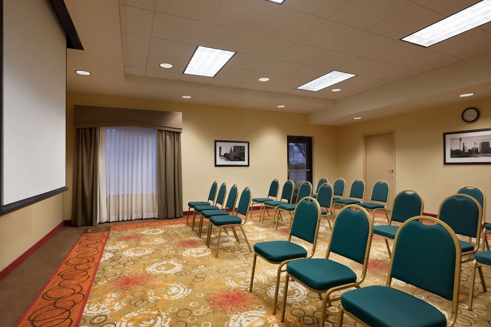 Hampton Inn & Suites Hartford East Hartford - photo 32