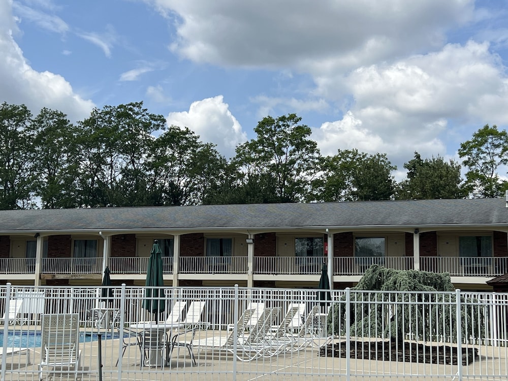 Crystal Inn Eatontown - photo 11