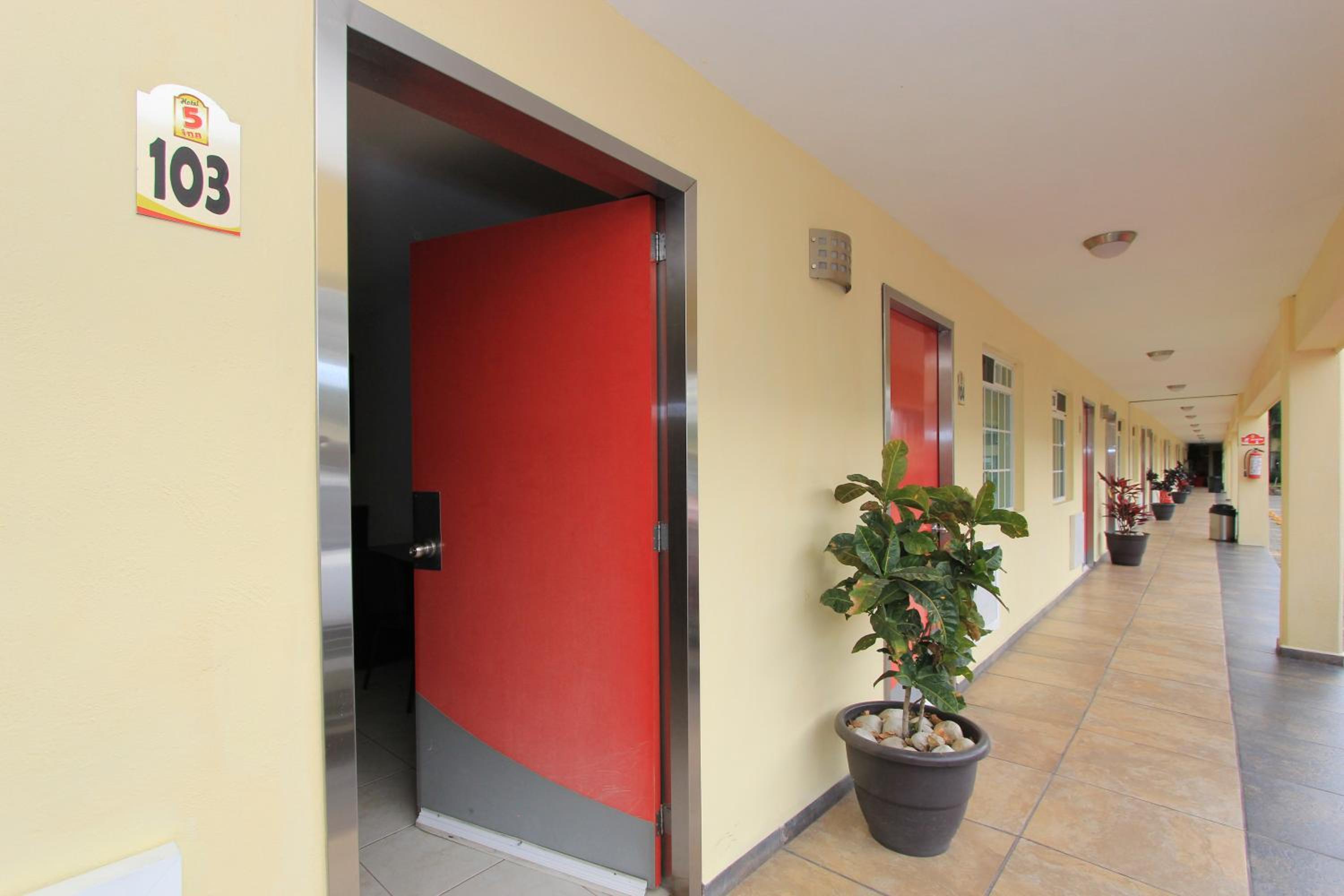 Hotel 5 inn — Silao — photo 3