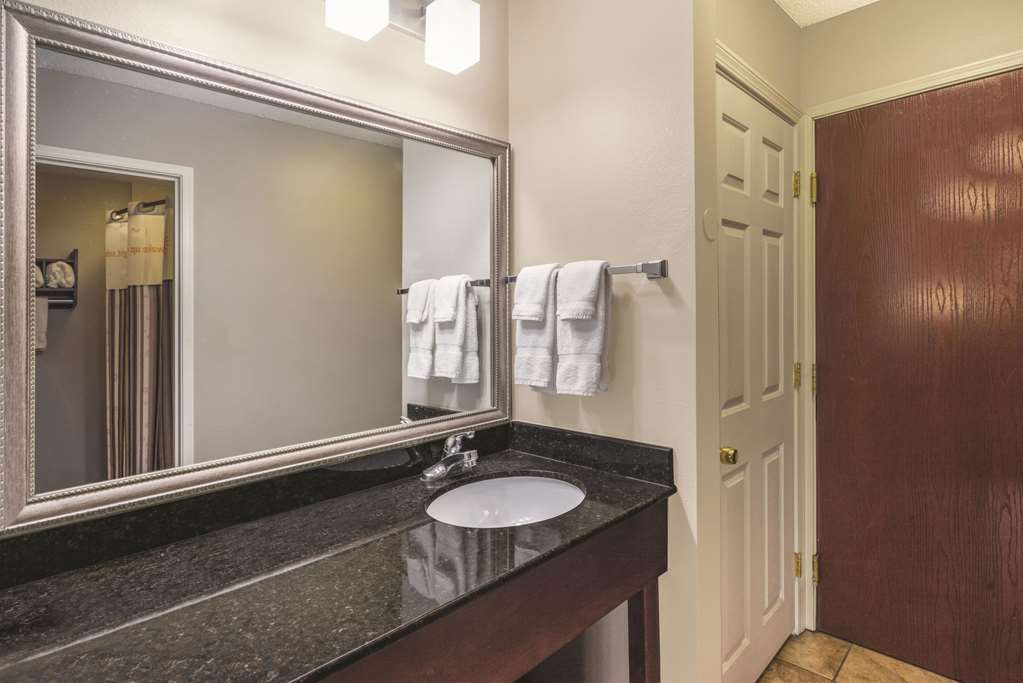La Quinta Inn & Suites by Wyndham Louisville East - photo 21