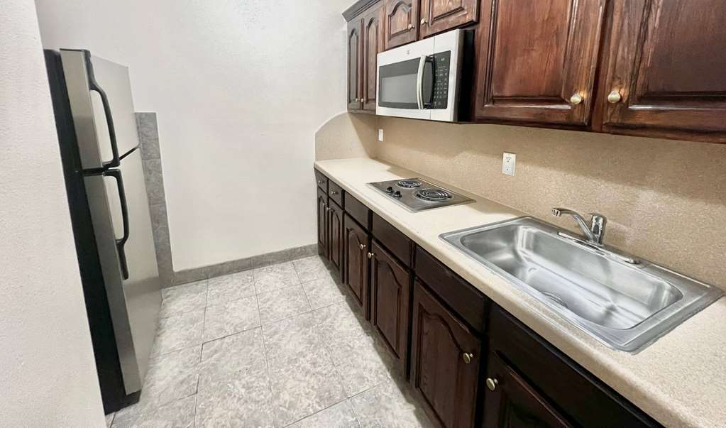 La Quinta Inn & Suites by Wyndham Pharr RGV Medical Center - photo 35