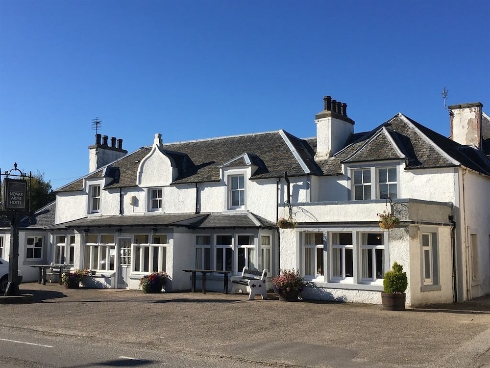 Novar Arms Hotel — hotel in Dingwall
