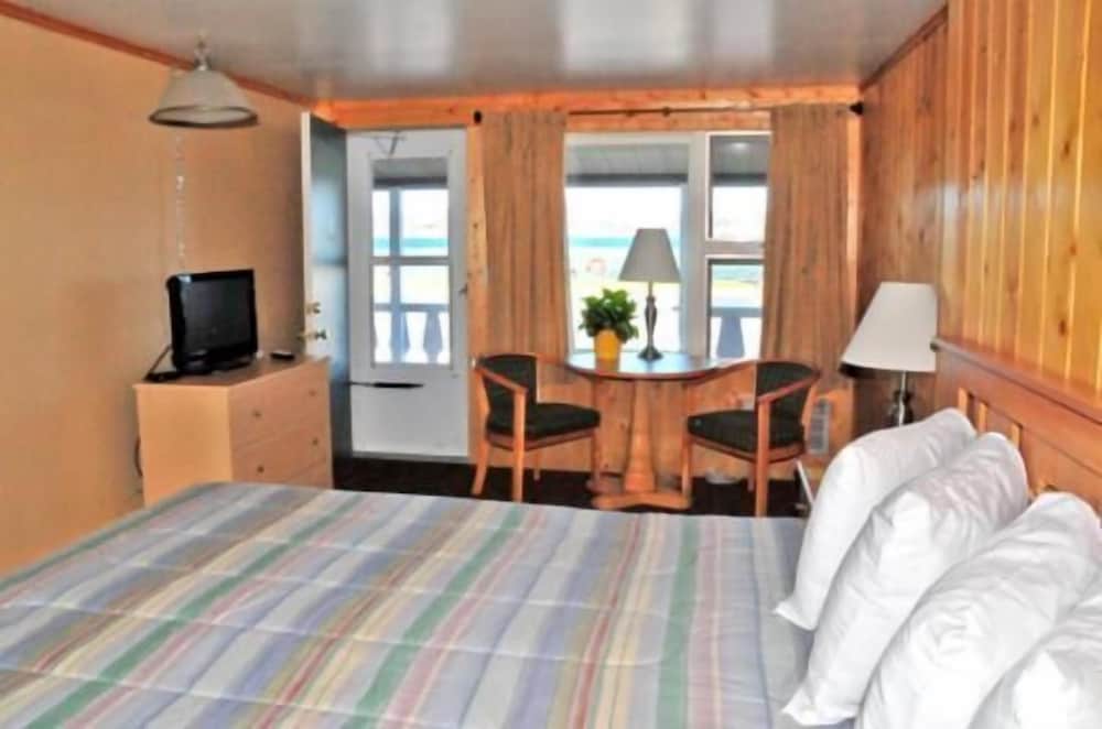 Sunset Motel On The Bay — Munising