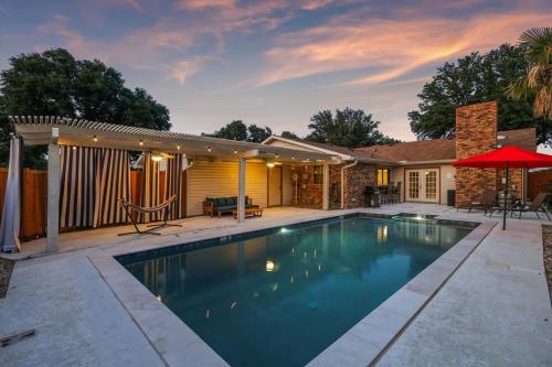 Spectacular 4BR 2 5BA Holiday Home with Pool and Grill — 4-Star Luxury Hotel in Carrollton, United States