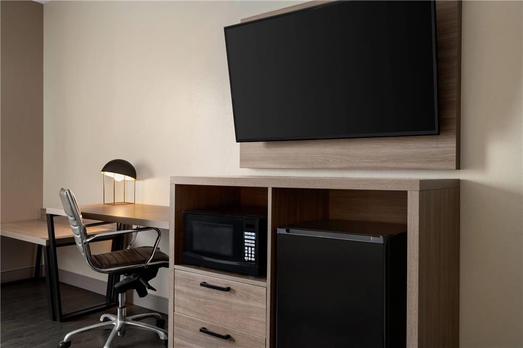 La Quinta Inn & Suites by Wyndham Montgomery - photo 19