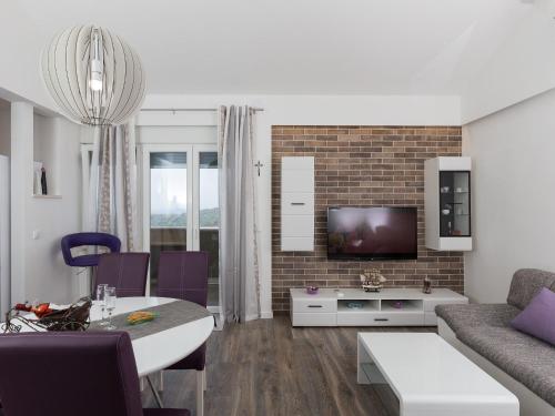 Apartment H&D Two Bedroom Apartment with Balcony and Sea View