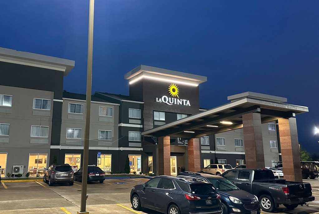 La Quinta Inn & Suites by Wyndham Fayetteville - photo 28