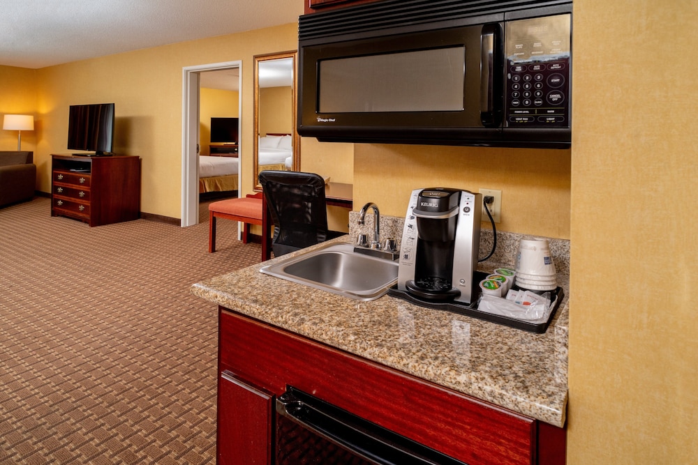 Holiday Inn Express Hotel & Suites Hazard by IHG - photo 30