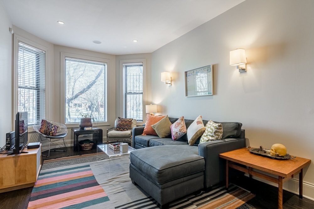 Logan Blvd Luxury Enjoy the Well Equipped Kitchen and Prime Location apts — 4-Star Luxury Hotel in Chicago, United States