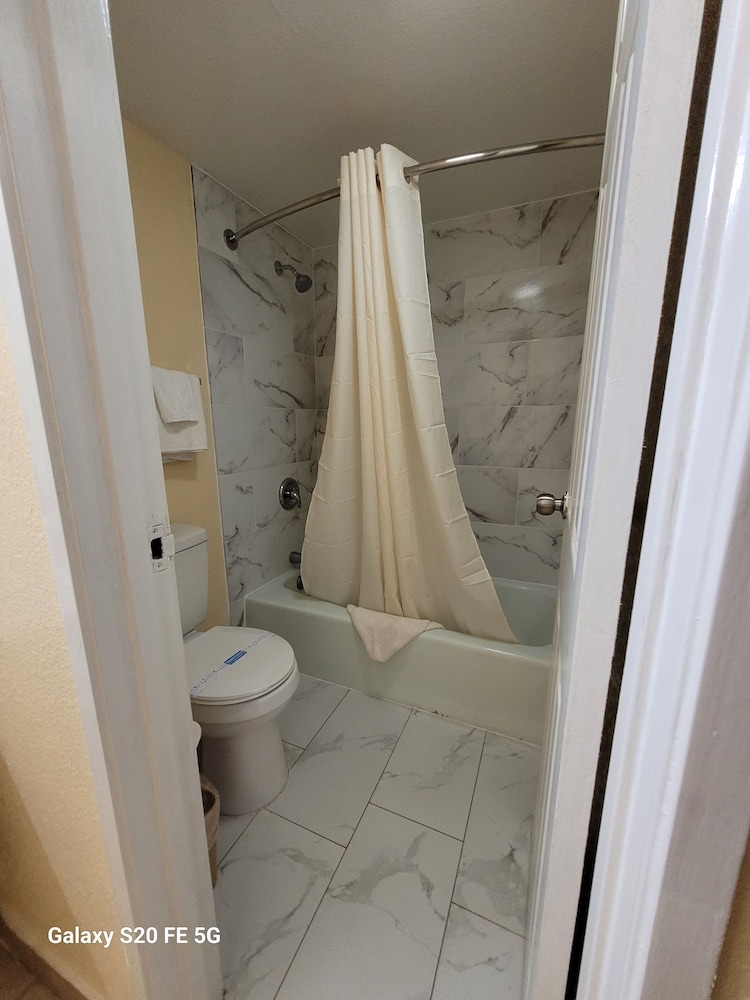 La Vista Motel - photo 12