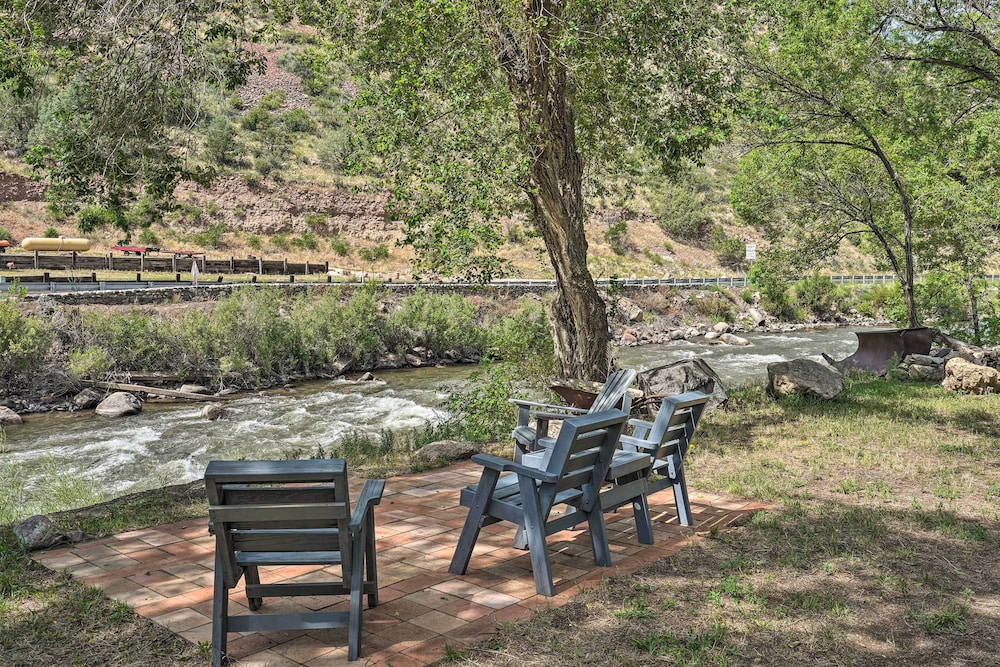 Cotopaxi Escape with Game Room on Arkansas River — hotel in Coaldale