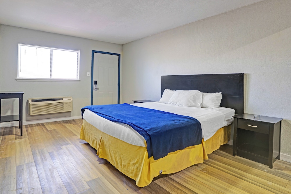 Super 7 Inn By OYO San Antonio NW Medical Center - photo 20