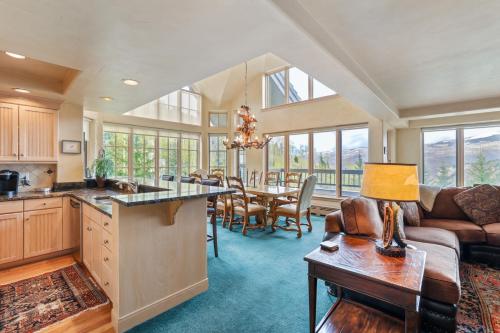 Scenic Penthouse Condo For 10 Ski In At Pines Lodge Condo — 4-Star Luxury Hotel in Beavercreek, United States