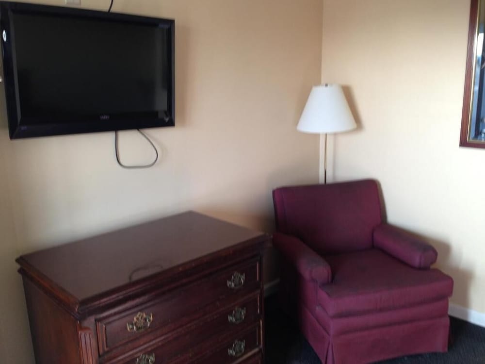 Cadet Motor Inn - photo 16