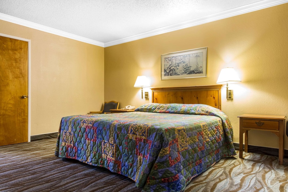 Econo Lodge Fairfield - photo 15