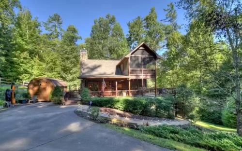 Eagles Landing Family Friendly Mountain Cabin Private Hot Tub Game Room Screened Decks Outdoor Fire Pit Blue Ridge GA — 4-Star Luxury Hotel in Blue Ridge, United States