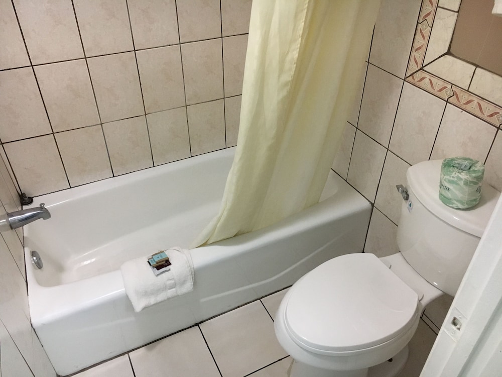 Del Amo Inn - photo 32
