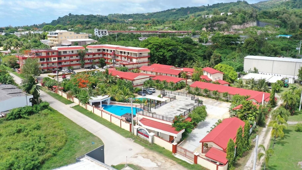 Brooklyn 2 - carbon neutral hotel in Yablunytsya