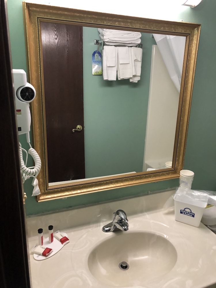 Days Inn & Suites by Wyndham Youngstown Girard Ohio - photo 20