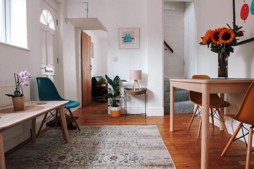 Albion Cottage central Falmouth with parking and 10 minutes to the beach — 4-Star Luxury Hotel in Falmouth, United Kingdom