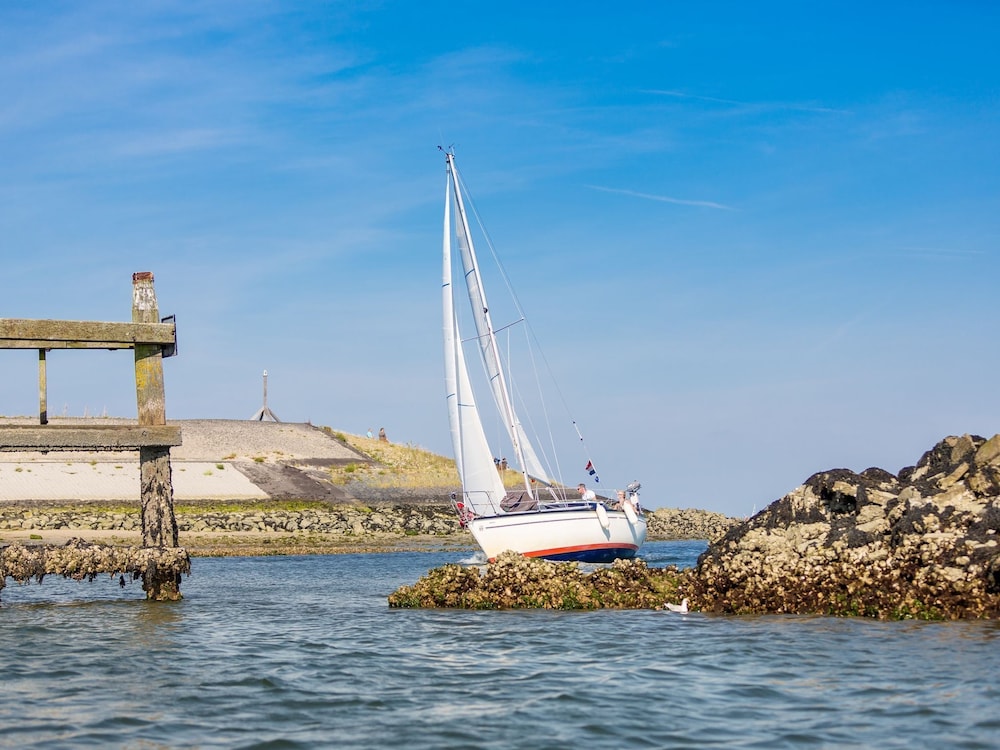 Comfortable Chalet With Dishwasher Beach at Walkingdistance — 4-Star Luxury Hotel in Kamperland, Netherlands